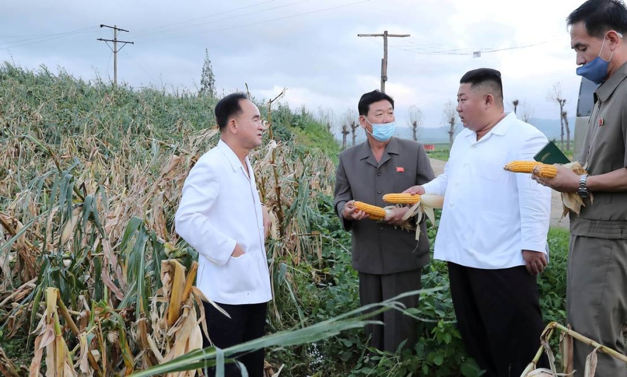 Kim Jong- un inspeciona área atingida por tufão na província de Hwanghae do Sul Foto: KCNA / via REUTERS - 27/08/2020