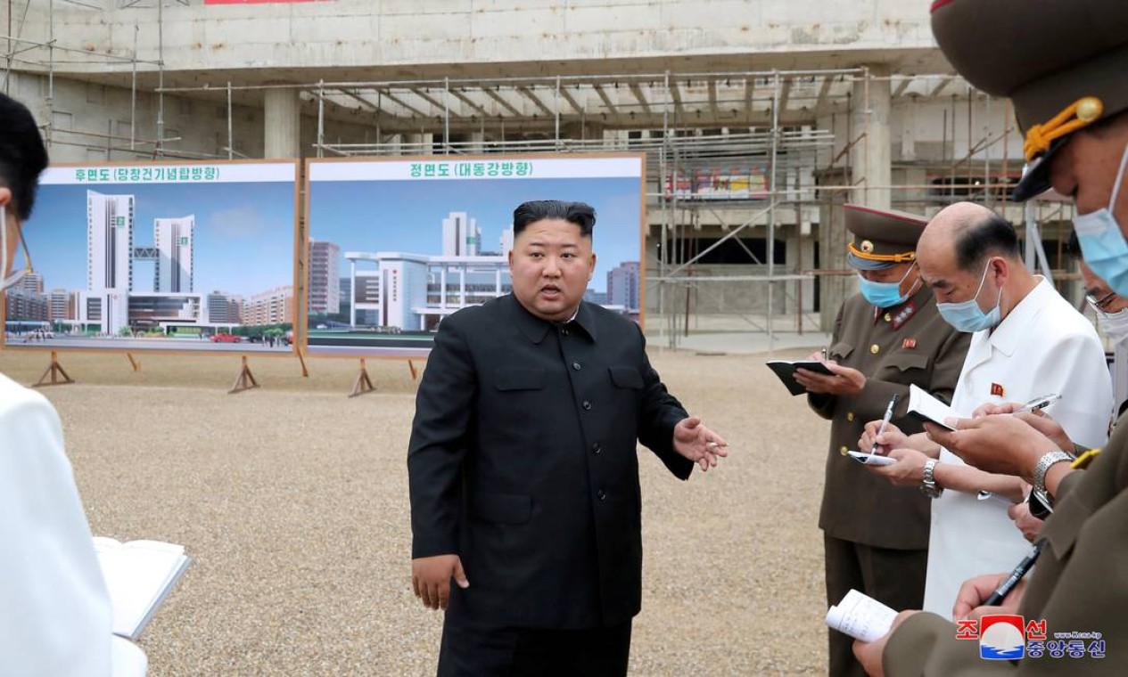 Kim Jong-un durante visita ao Hospital Geral de Pyongyang, em construção Foto: KCNA / via REUTERS - 19/07/2020