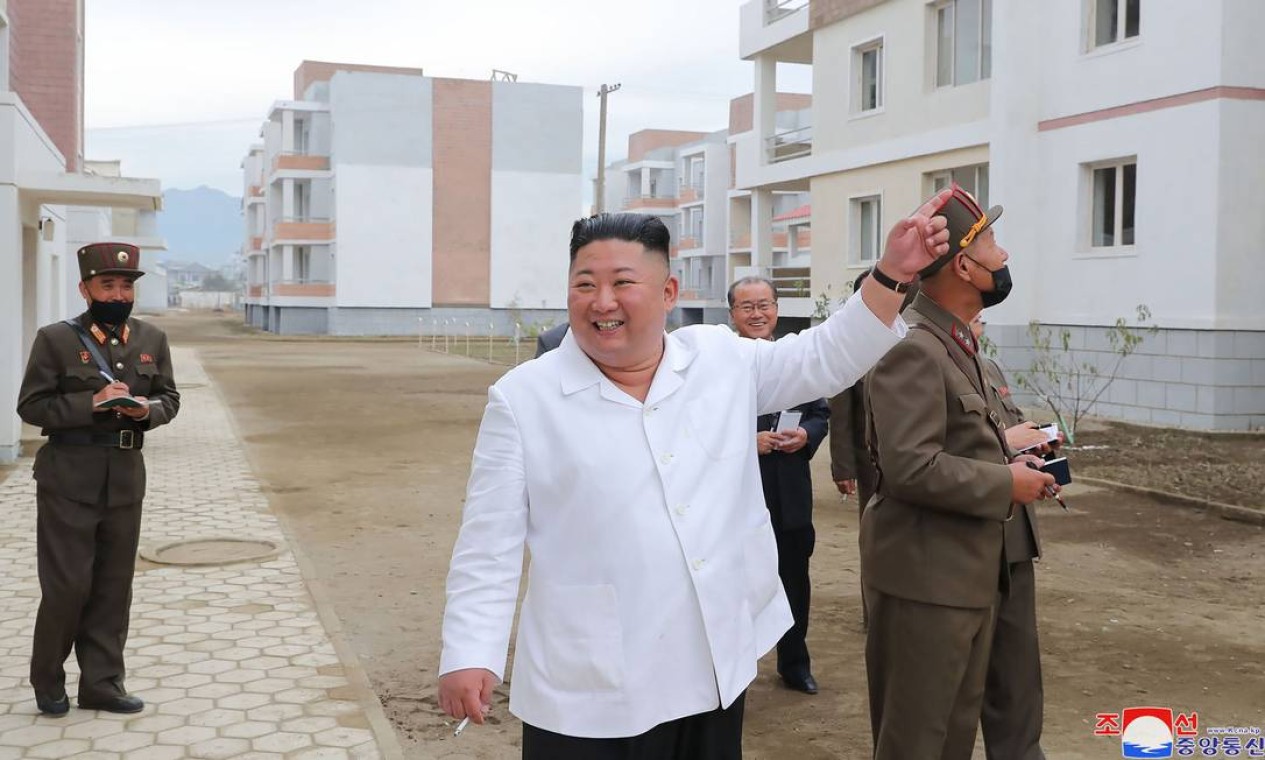 Kim Jong- un visita casas recém-construídas no condado de Kimhwa, província de Kangwon Foto: STR / AFP - 02/10/2020