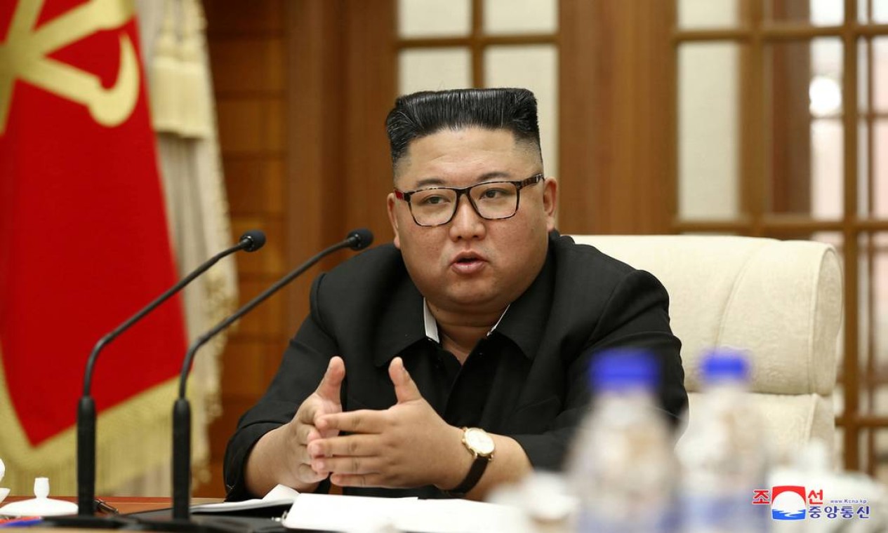 O líder da Coreia do Norte fala durante reunião do Bureau Político do 7º Comitê Central do Partido dos Trabalhadores da Coreia Foto: KCNA / via REUTERS - 30/09/2020
