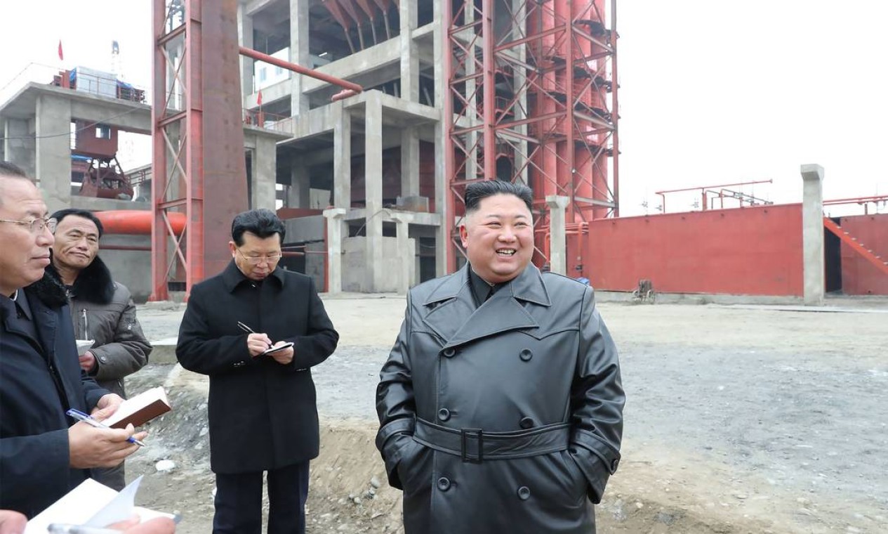 O líder norte-coreano visita o canteiro de obras de uma fábrica de fertilizantes na província de Pyongan do Sul Foto: KCNA VIA KNS / AFP - 07/01/2020