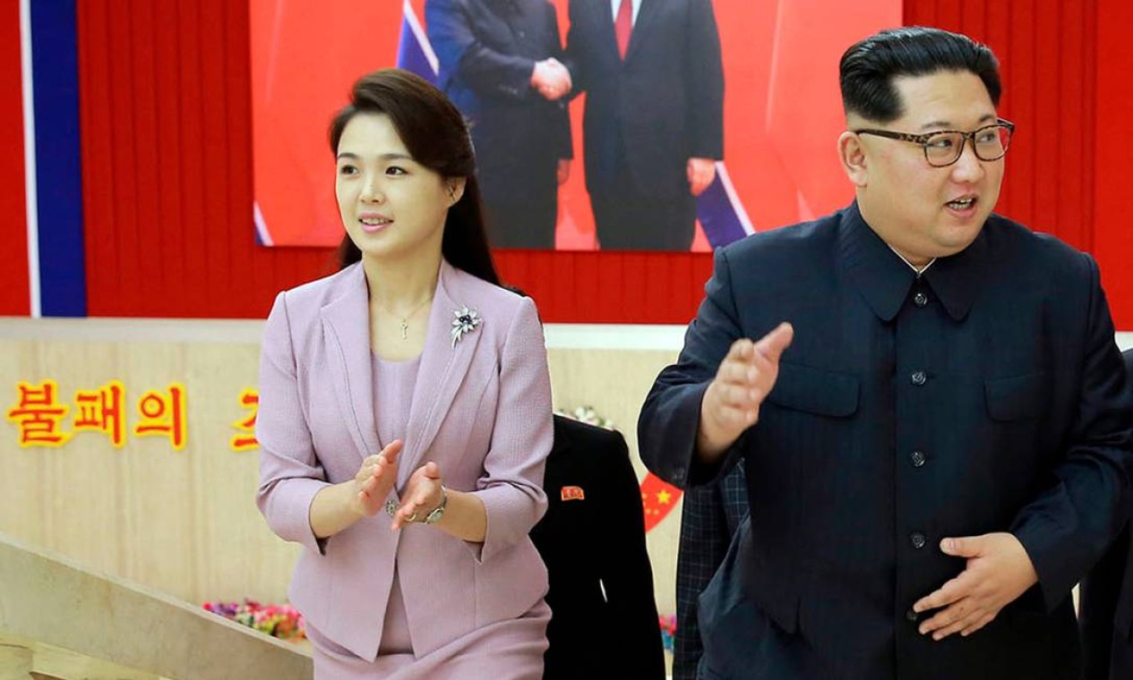 Kim Jong-un e sua esposa, Ri Sol Ju, em Pyongyang. Em contraste com seu pai, Kim levou sua mulher a cúpulas políticas com líderes estrangeiros Foto: AP
