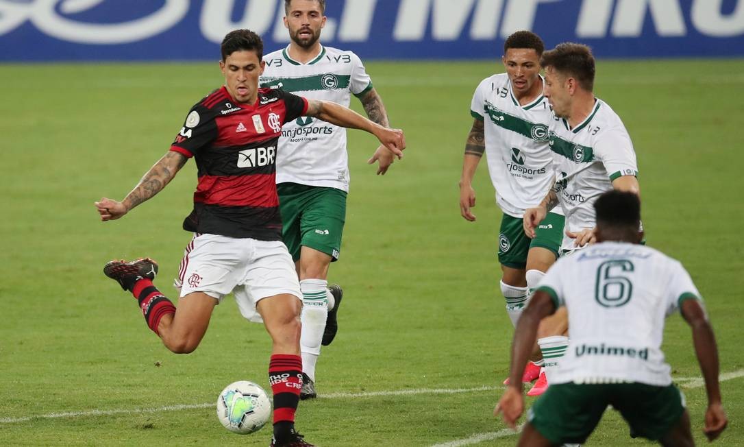 Flamengo vira sobre o Goiás nos acréscimos e cola na ...