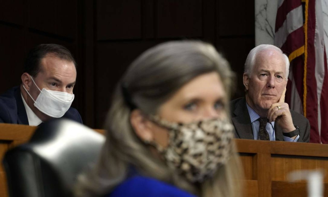 O senador republicano John Cornyn, do Texas, e o senador Mike Lee, de Utah, ouvem a fala da juíza Amy Coney Barrett Foto: Drew Angerer / AFP