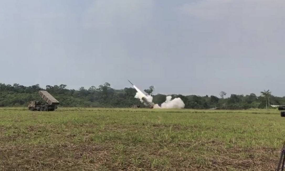 Brasil testa lança foguetes em uma manobra no Amazona envolvendo mais de 3.500 militares Foto: Reprodução de vídeo / Agência O Globo