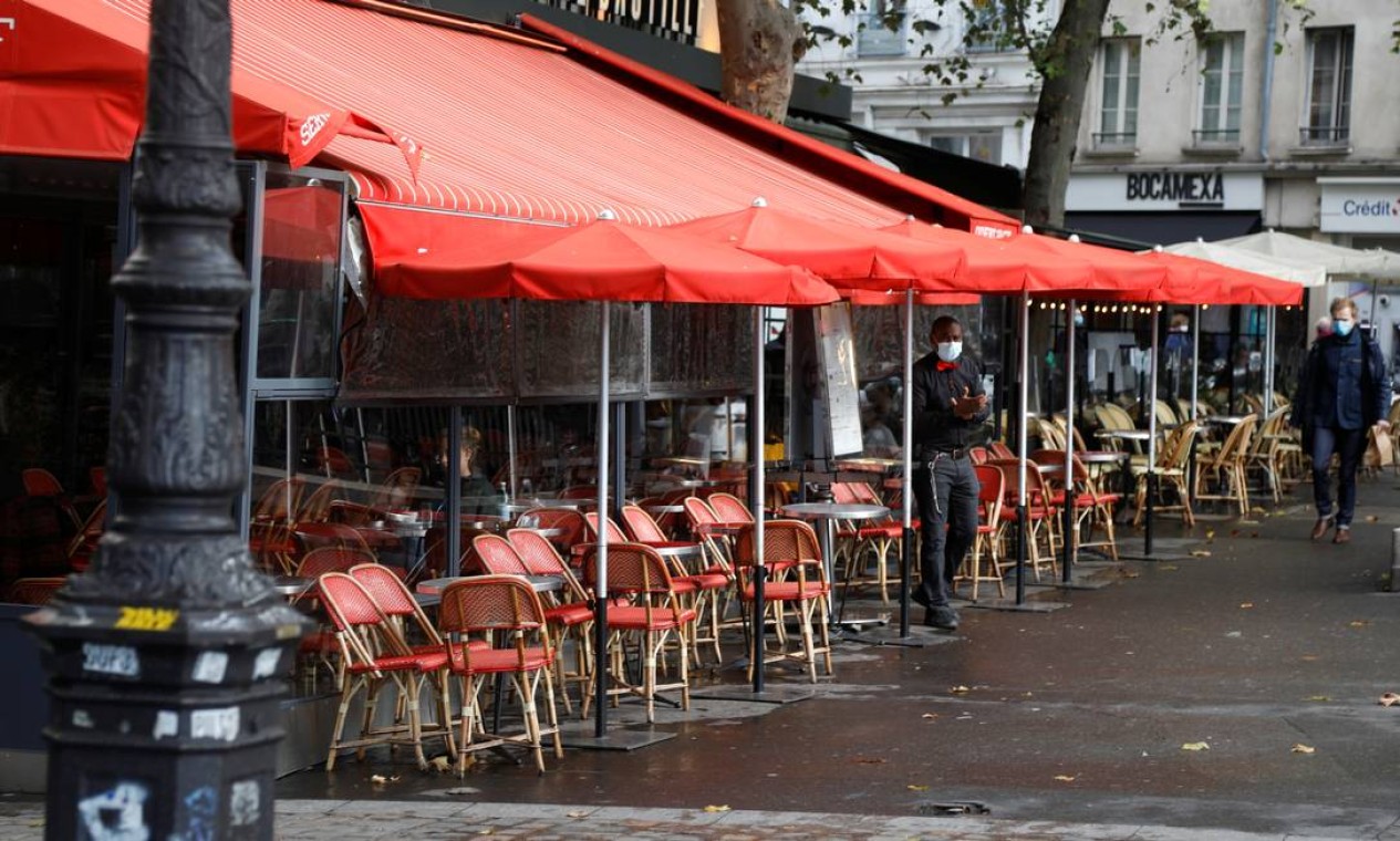 Toque de recolher em Paris terá duração das 21h às 6h. Quem desrespeitar medida poderá pagar uma multa de 135 euros (R$ 887) Foto: CHARLES PLATIAU / REUTERS