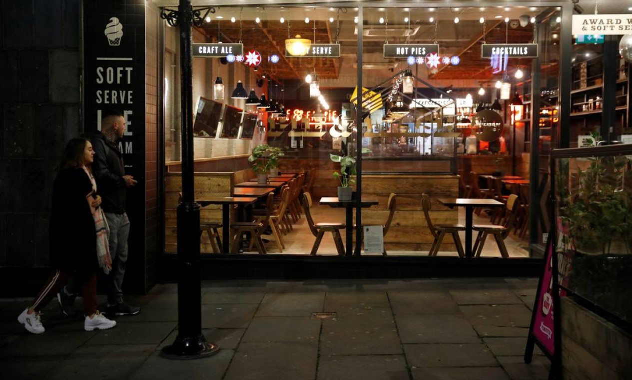 Pessoas caminham por uma rua deserta em Liverpool, Grã-Bretanha. Bares e restaurantes terão que fechar mais cedo no Reino Unido Foto: PHIL NOBLE / REUTERS