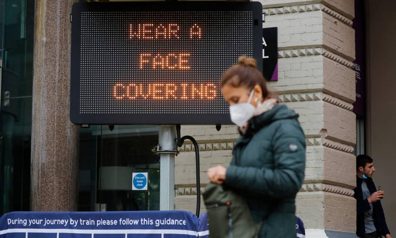 Peinel exibe mensagem alertando para uso de máscara facial, do lado de fora da estação Charing Cross, no centro de Londres Foto: TOLGA AKMEN / AFP