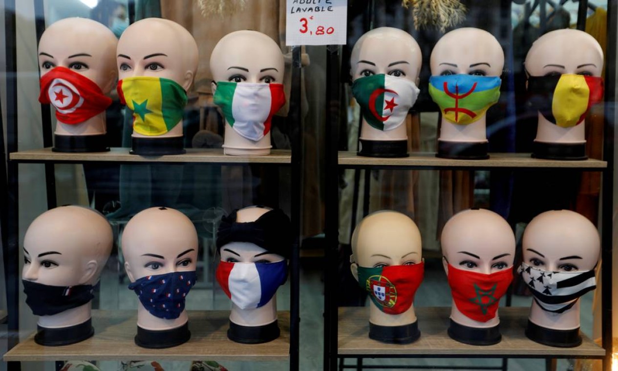 Máscaras protetoras à venda em uma loja em Paris. Mais de 30 mil pessoas já morreram no país por causa da Covid-19 Foto: CHARLES PLATIAU / REUTERS