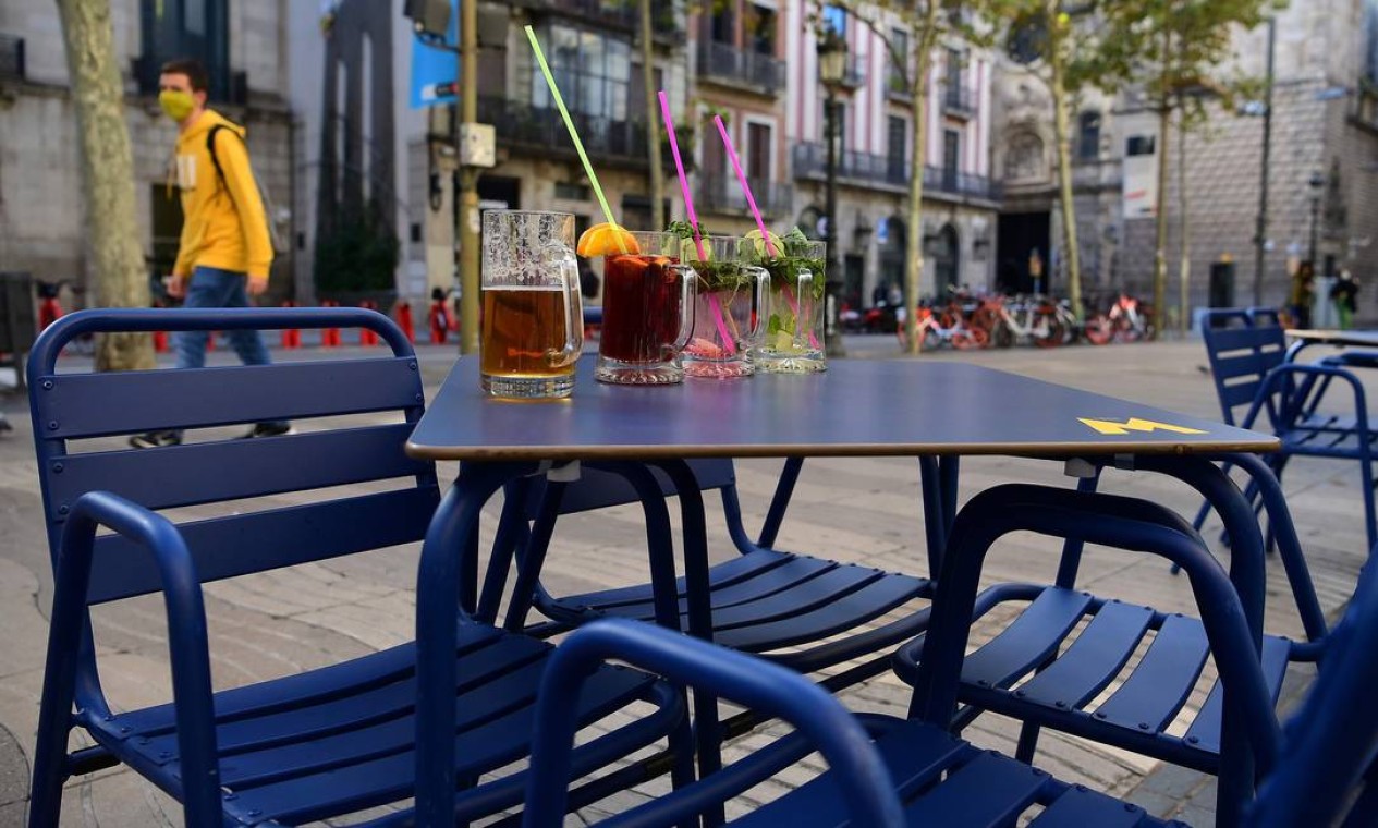 Área de estar ao ar livre de um restaurante em Barcelona. Bares e restaurantes serão fechados na região nordeste da Catalunha pelos próximos 15 dias Foto: LLUIS GENE / AFP