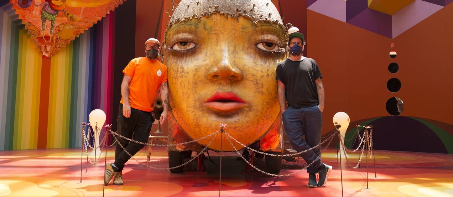 Osgemeos na instalação "Portal", criada para o octógono da Pinacoteca, em São Paulo; obra é uma das inéditas da exposição "Osgemeos: Segredos" Foto: Levi Fanan / Divulgação