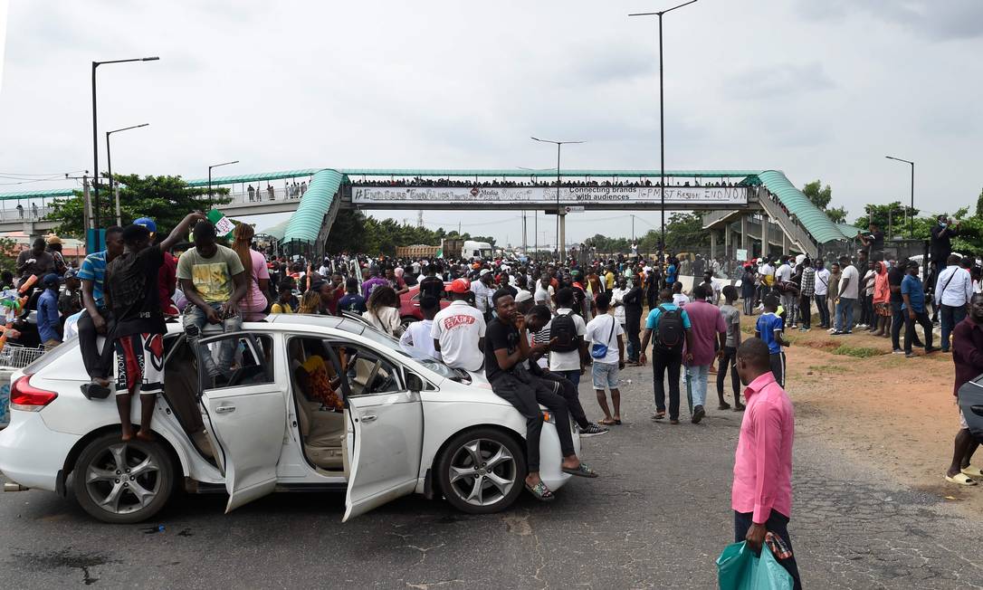 Manifestantes na Nigéria se reuniram para fazer fechar uma rodovia que liga as cidades de Lagos e Ibadan Foto: PIUS UTOMI EKPEI / AFP