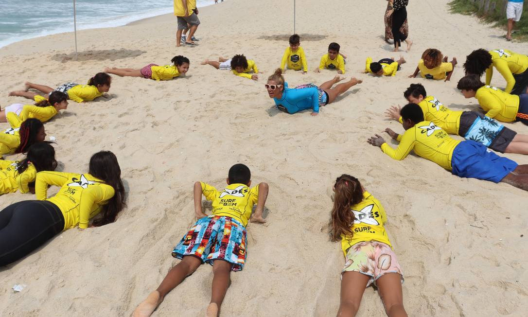 Jovens de comunidades do Recreio participam do projeto social Surf do Bem Foto: Divulgação