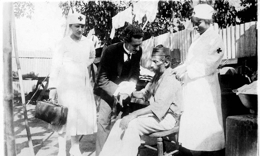 Gripe espanhola: Dr. Maurity dos Santos e enfermeiras tratam de um enfermo em estado gravíssimo no Morro do Salgueiro, no Rio, em 1918 Foto: Fundação Oswaldo Cruz