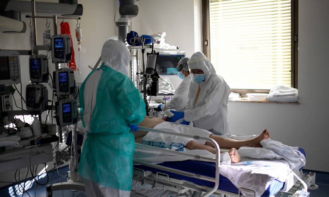 Paciente com Covid-19 recebe cuidados enquanto está internado em na UTI do Hospital Ramon e Cajal em Madrid, na Espanha. Foto: OSCAR DEL POZO / AFP