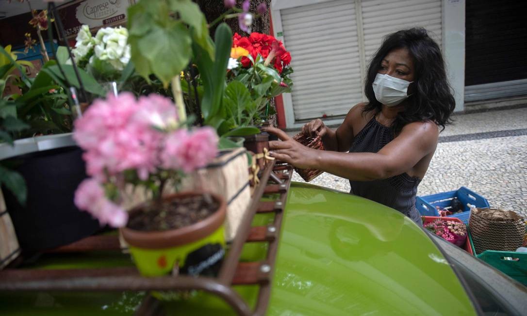 Mulher transforma um Fusca em floricultura e faz sucesso