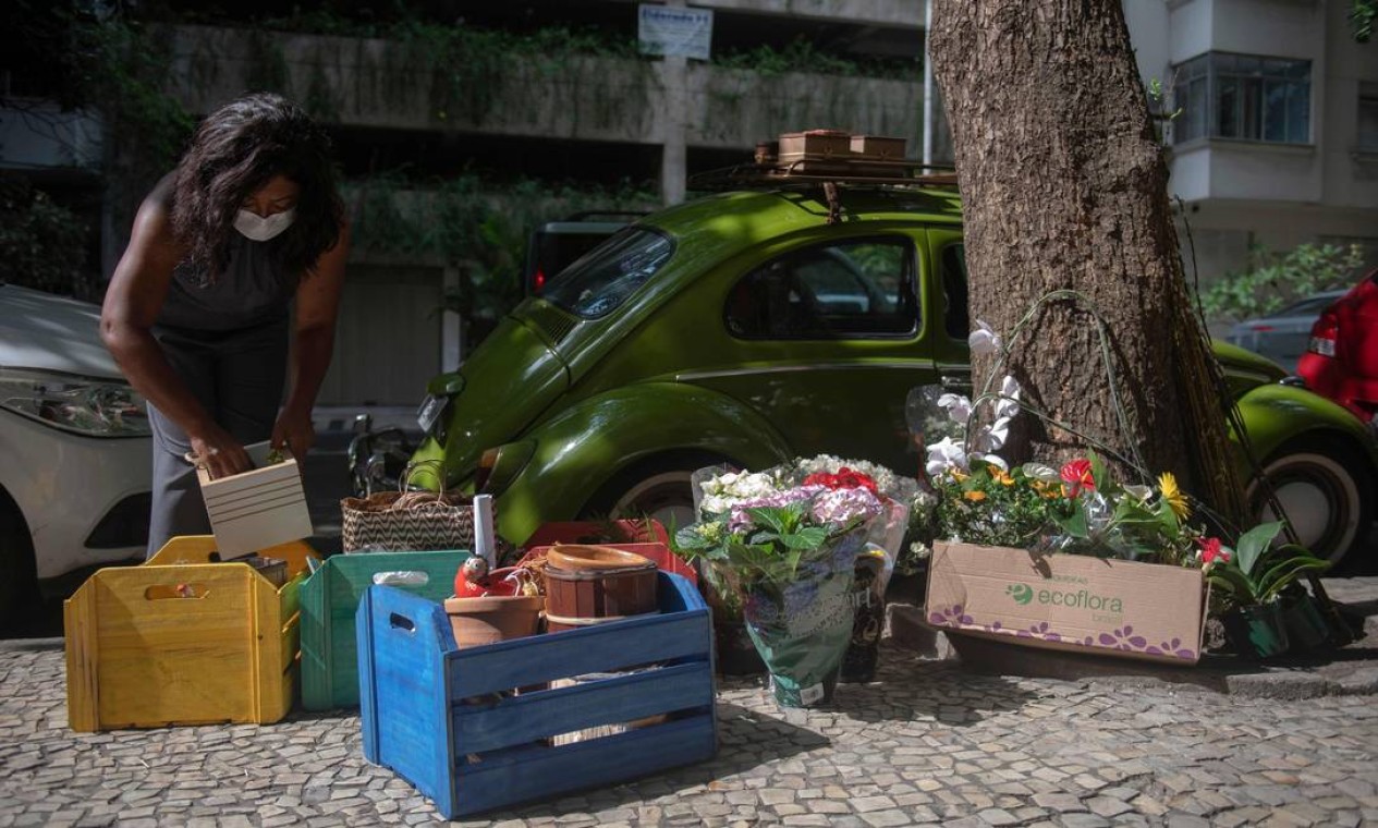 Mulher transforma um Fusca em floricultura e faz sucesso