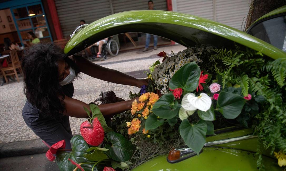 Mulher transforma um Fusca em floricultura e faz sucesso