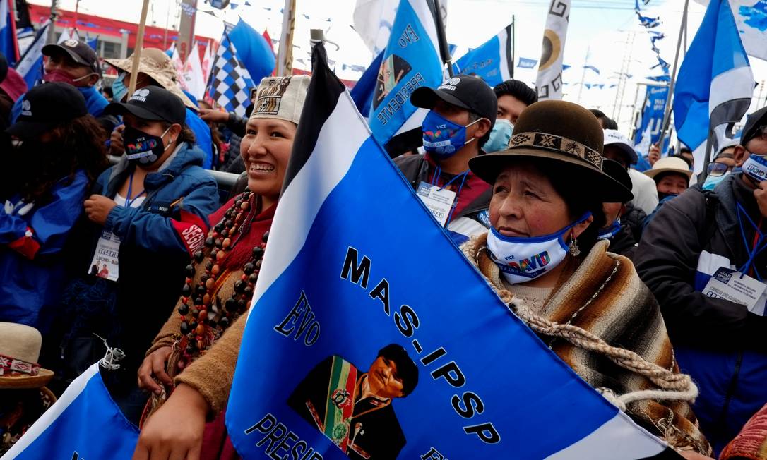 Mulher segura bandeira com a figura do ex-presidente Evo Morales numa marcha de apoio em El Alto ao candidato do MAS, Luis Arce Foto: DAVID MERCADO / REUTERS/14-10-2020