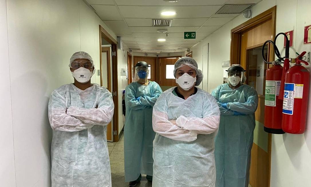 A cirurgiã Moema Quintana (de uniforme branco, à direita) teve suspeita de reinfecção por Covid-19, e seu caso é estudado em São Paulo Foto: Arquivo pessoal