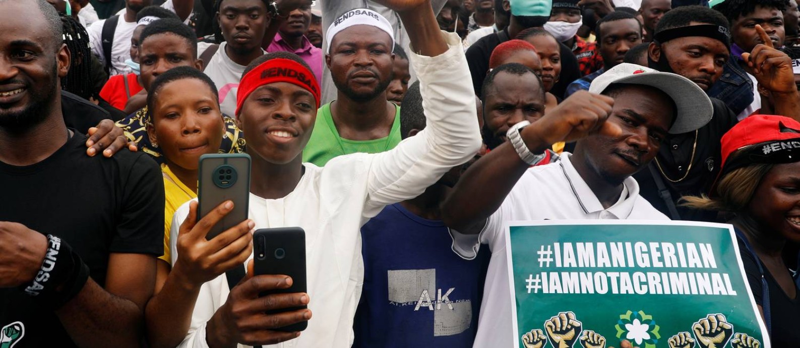 Manifestantes na cidade de Lagos, na Nigéria, em protesto que pede uma ampla reforma na polícia do país Foto: TEMILADE ADELAJA / REUTERS