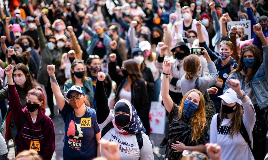 Pessoas participam da Marcha Feminina de 2020, no parque Washington Square, em Manhattan, Nova Iorque Foto: EDUARDO MUNOZ / REUTERS