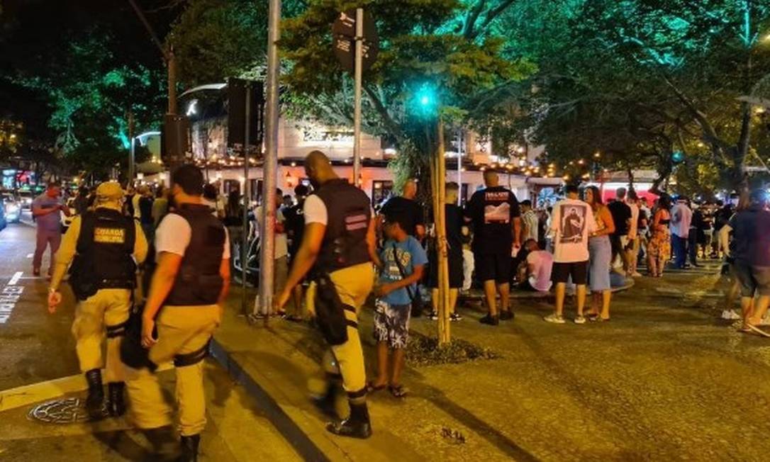 Praça cheia no Leblon: aglomerações ainda são comuns no Rio, apesar da fiscalização da Guarda Municipal Foto: Felipe Grinberg