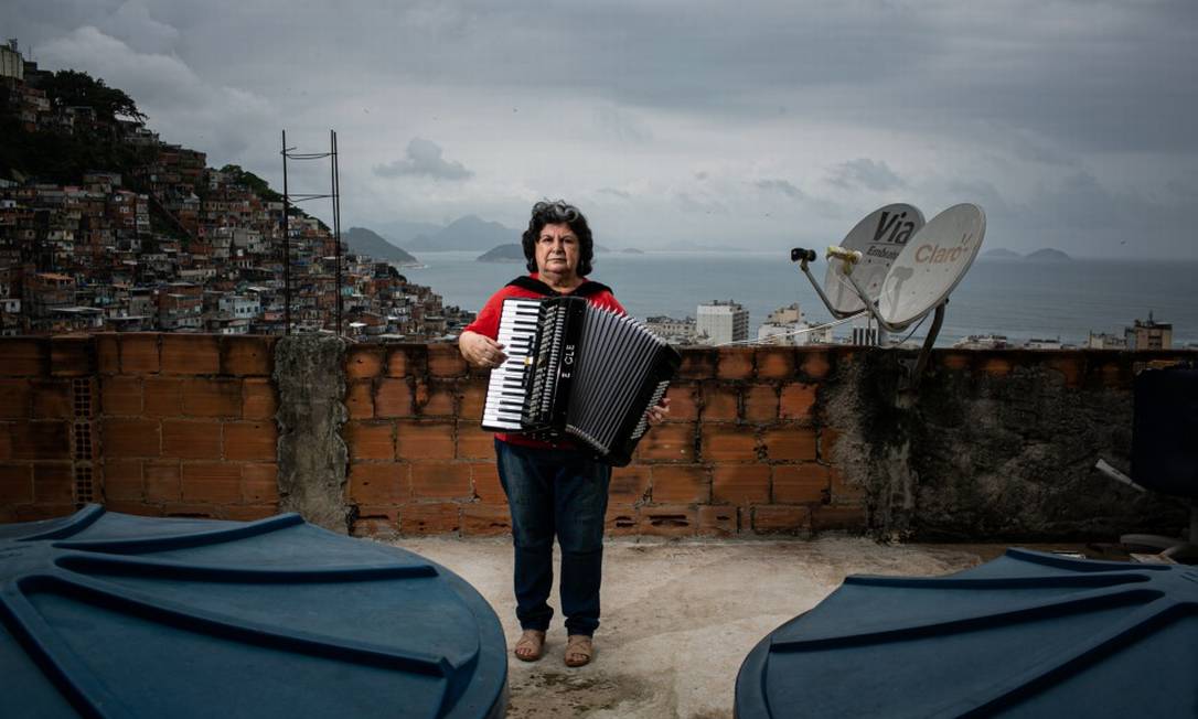 Professora de música Cássia Oliveira, que fundou o Harmonicanto, no terraço de sua casa: em 2006, ela alugou quartos de um apartamento na Tijuca e foi morar no morro, de onde não quer sair Foto: Hermes de Paula / Agência O Globo