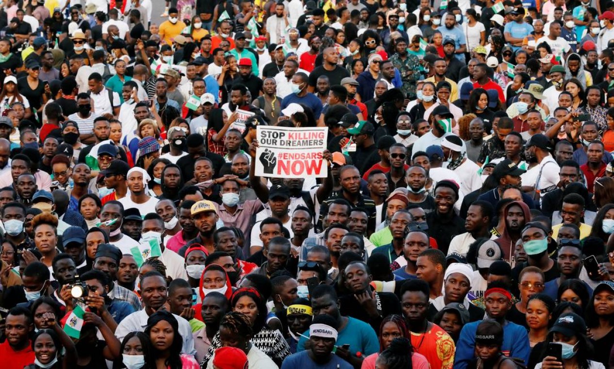 Mais de 10 mil pessoas foram às ruas de Lagos, na Nigéria, neste sábado, em um novo protesto contra a violência policial no país mais populoso da África Foto: TEMILADE ADELAJA / REUTERS