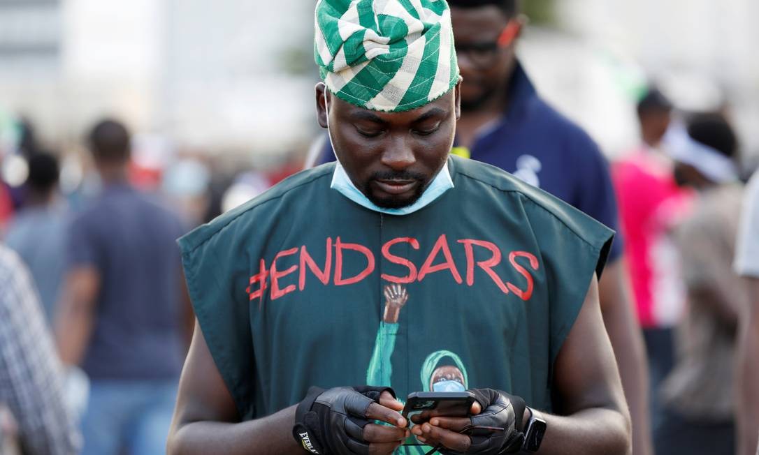 & # 034;  Fim do Sars & # 034;  referindo-se à unidade policial da Brigada Especial Antifurto, lê-se no pano de um manifestante durante protesto contra suposta brutalidade policial em Lagos Foto: TEMILADE ADELAJA / REUTERS