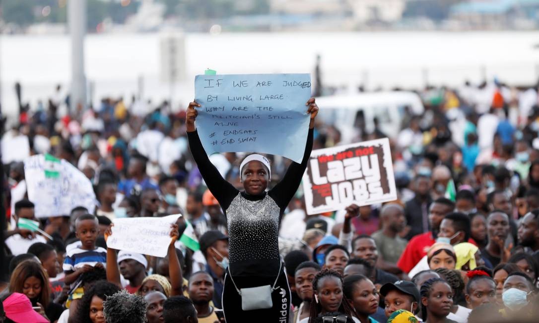 Um manifestante segura um cartaz durante o protesto contra a suposta brutalidade policial em Lagos, Nigéria Foto: TEMILADE ADELAJA / REUTERS