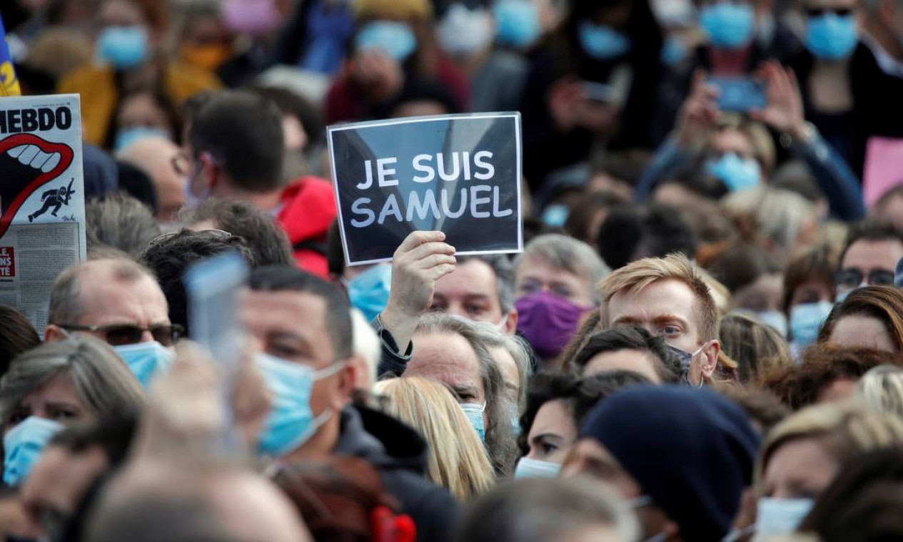 Outubro - Multidão se reúne na Praça da República, em Paris, para homenagear Samuel Paty, o professor de francês que foi decapitado nas ruas do subúrbio parisiense de Conflans-Sainte-Honorine por um extremista islâmico, depois que o professor mostrou a alunos charge do profeta Maomé Foto: CHARLES PLATIAU / REUTERS - 18/10/2020