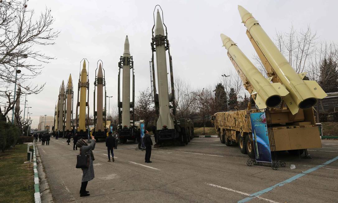 Feira de equipamentos militares produzidos pelo Irã, em Teerã, realizada em fevereiro de 2019. Com o fim do embargo da ONU, país quer exportar mísseis e drones Foto: ATTA KENARE / AFP