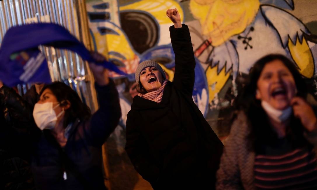 Apoiadores da Arce comemoram durante as eleições presidenciais em La Paz, Bolívia Foto: UESLEI MARCELINO / REUTERS