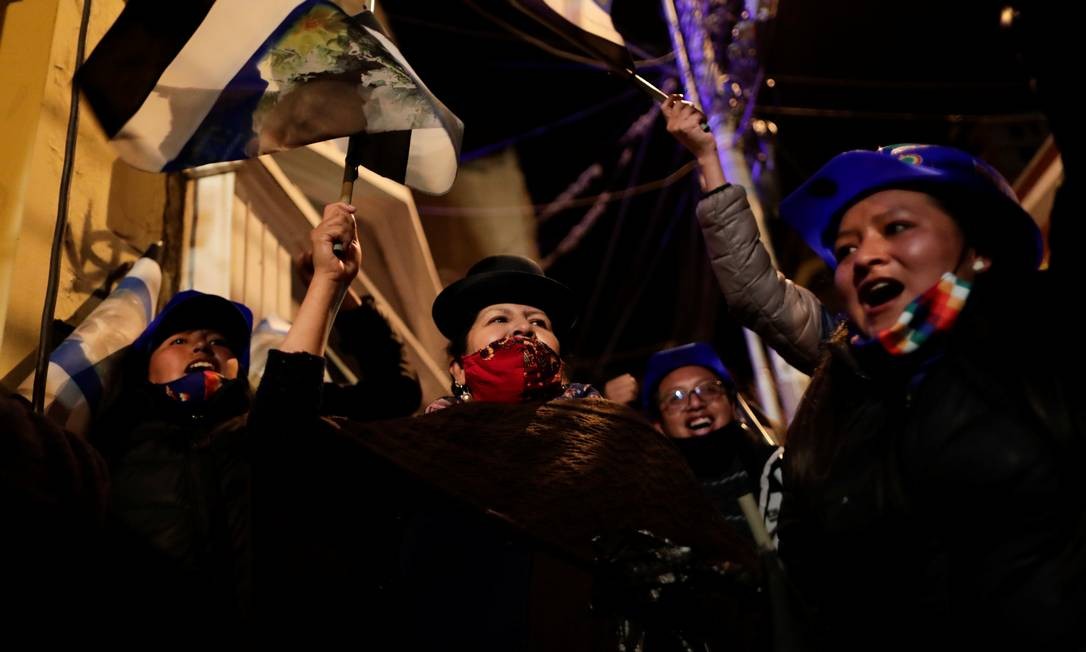 Apoiadores da Arce comemoram durante as eleições presidenciais em La Paz, Bolívia Foto: UESLEI MARCELINO / REUTERS