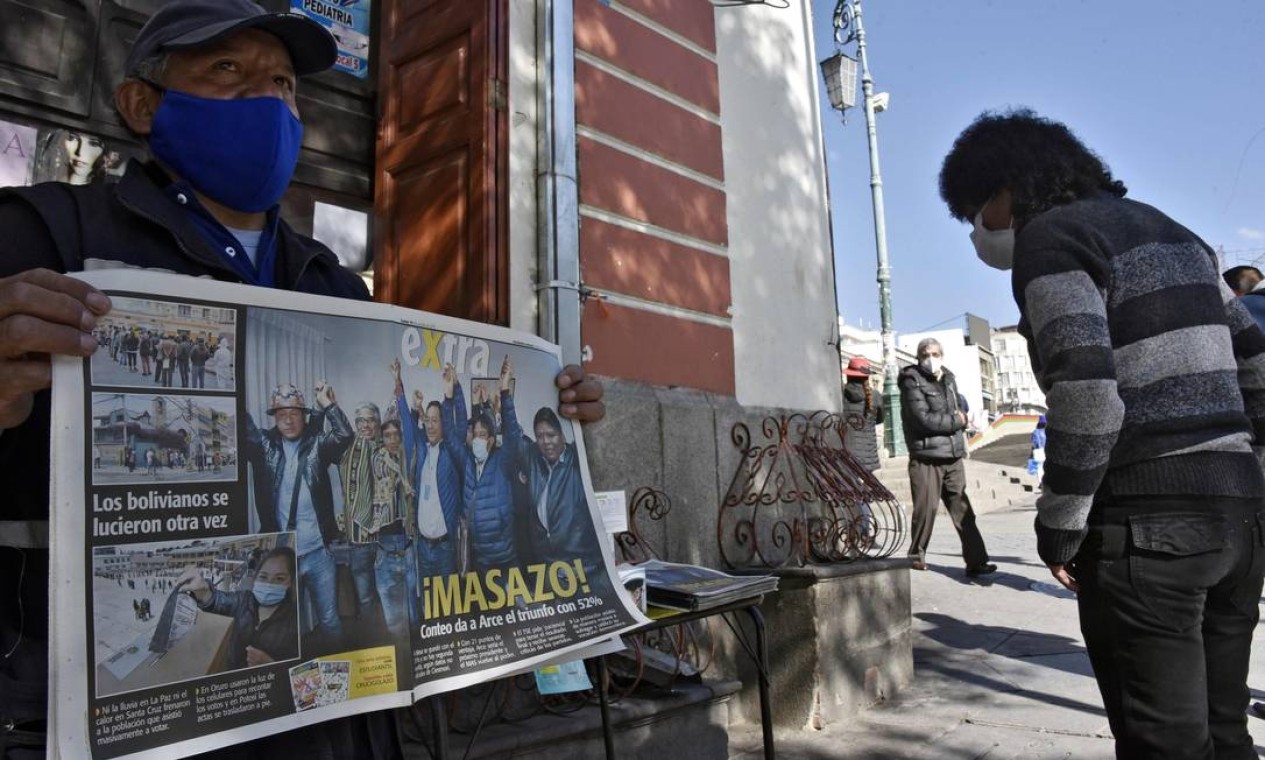 Um vendedor em uma banca de jornal em La Paz mostra um jornal do dia. Arce, do Movimento ao Socialismo (MAS), obteve 52,4% dos votos, contra 31,5% dados ao ex-presidente Carlos Mesa, do centrista Comunidade Cidadã (CC) Foto: AIZAR RALDES / AFP