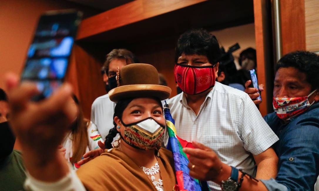 O ex-presidente boliviano Evo Morales tira uma selfie com um apoiador após uma entrevista coletiva, no dia seguinte à vitória de seu candidato. Foto: AGUSTIN MARCARIAN / REUTERS