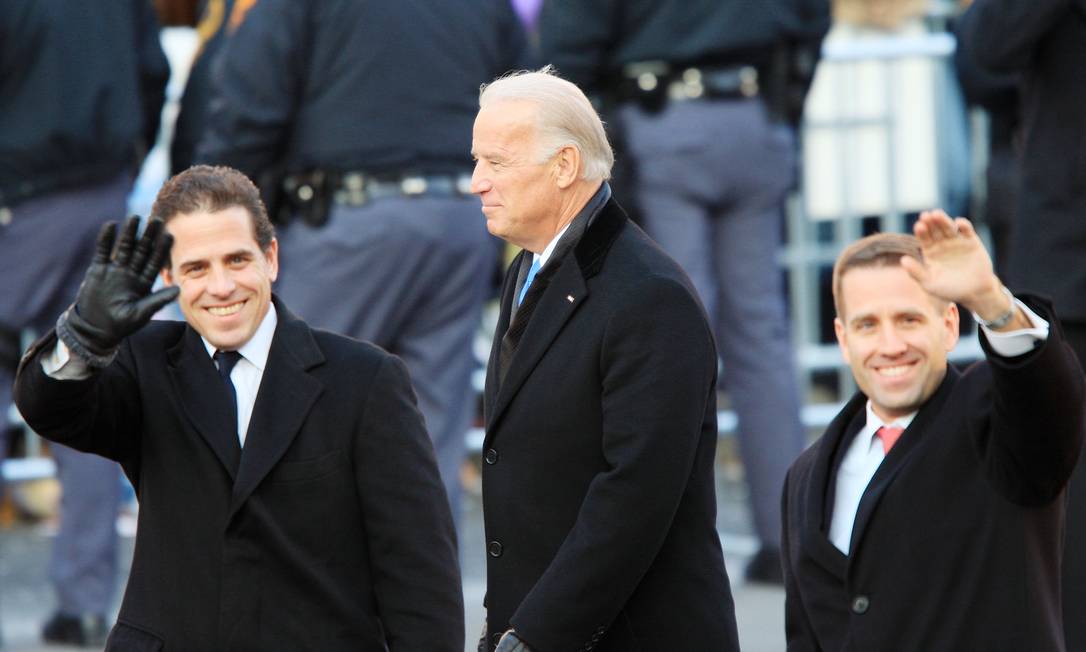 Hunter Biden (E) ao lado do pai, Joe Biden, e do irmão Beau (D), falecido em 2015, durante posse de Barack Obama em 2009 Foto: DAVID MCNEW / AFP