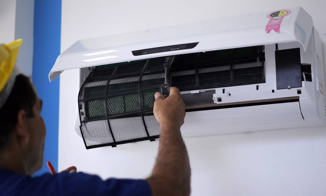 Manutenção de um ar-condicionado Foto: Pedro Teixeira 