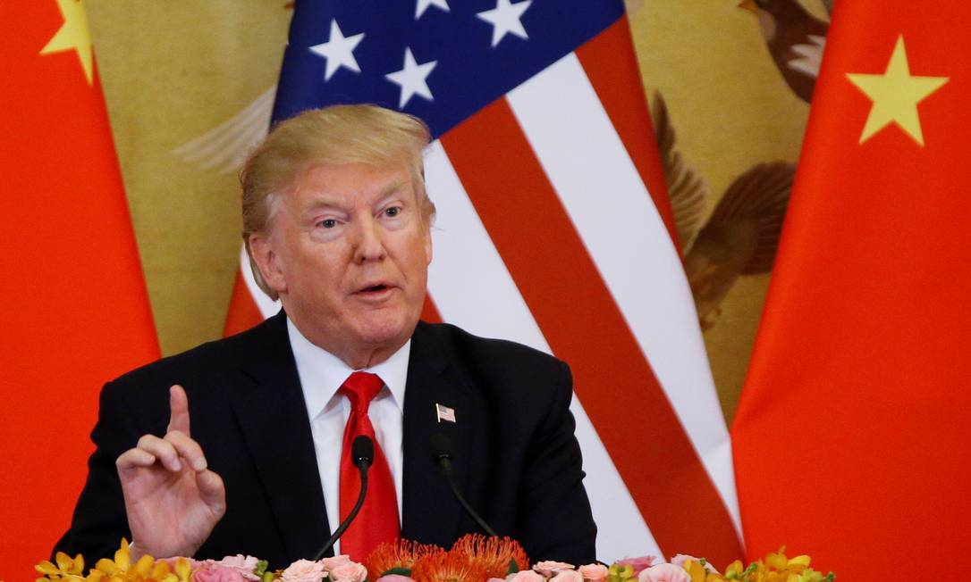 Donald Trump faz discurso durante viagem à China, em Pequim, em novembro de 2017 Foto: THOMAS PETER / Reuters