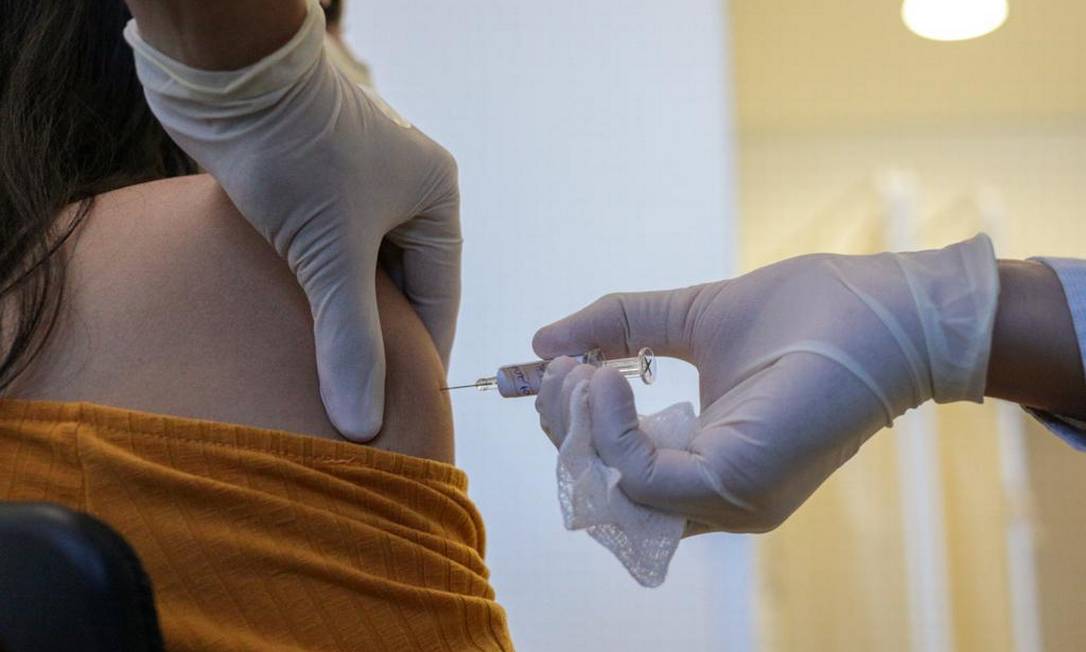 Voluntária recebendo uma dose da vacina chinesa Coronavac em estudo clínico conduzido pela Sinovac Biotech em parceria com o Instituto Butantan. Foto: Divulgação/Governo do estado de São Paulo