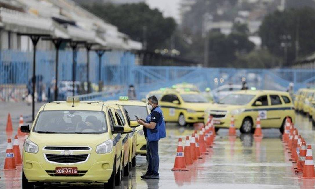 A nova medida é a terceira mudança em um ano para os taxistas Foto: Gabriel de Paiva / Agência O Globo