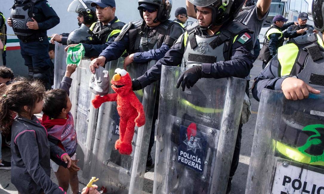 Crianças imigrantes da América Central são barradas pela Polícia Federal do México perto da fronteira com os Estados Unidos, em Tijuana Foto: GUILLERMO ARIAS / AFP / 22-11-2018