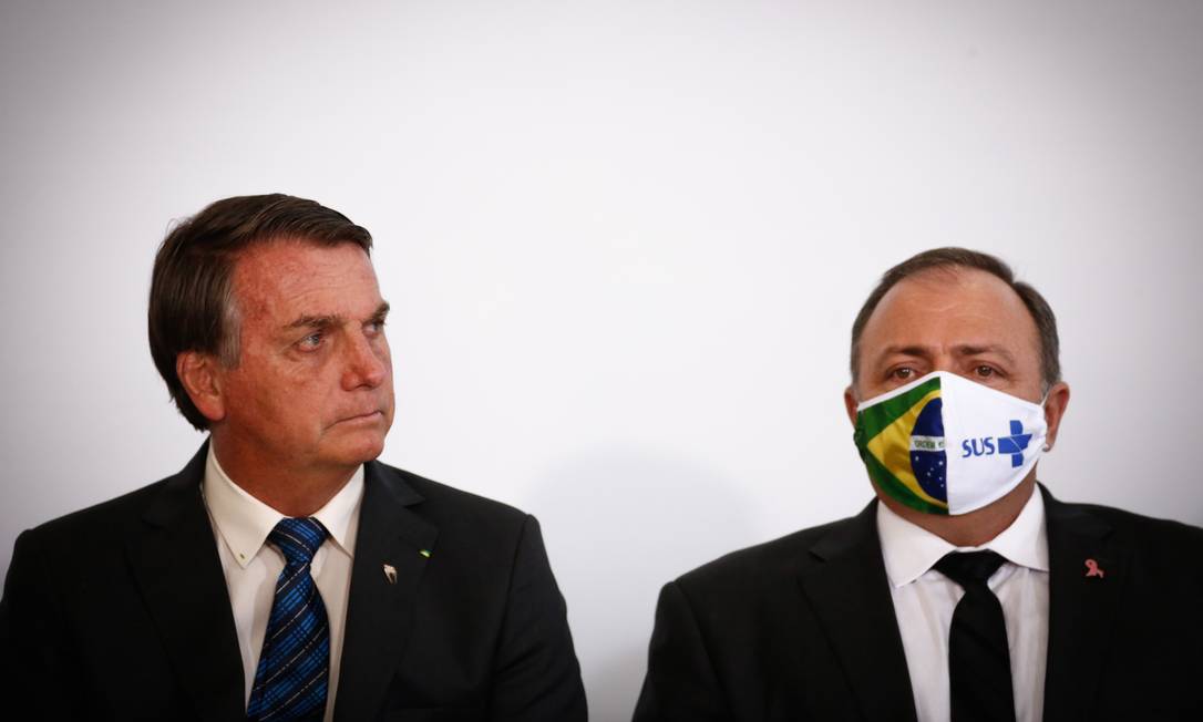 O presidente Jair Bolsonaro ao lado do ministro da Saúde, Eduardo Pazuello, em cerimônia no Palácio do Planalto em 14 de outubro Foto: Pablo Jacob / Agência O Globo