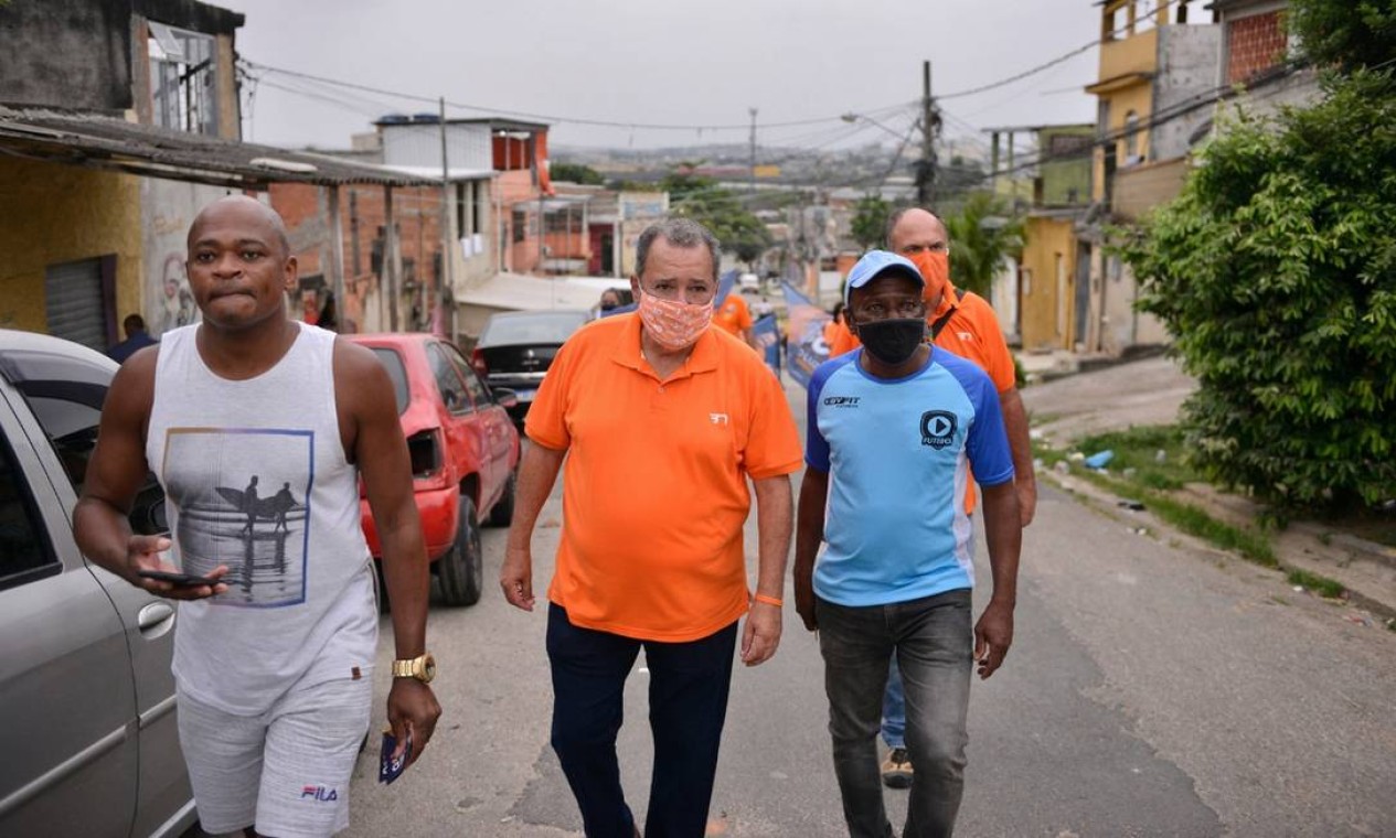 Fred Luz (Novo) caminha com eleitores no Morro do Jorge Turco, em Rocha Miranda, Zona Norte do Rio Foto: Reprodução / Redes Sociais - 04/10/2020