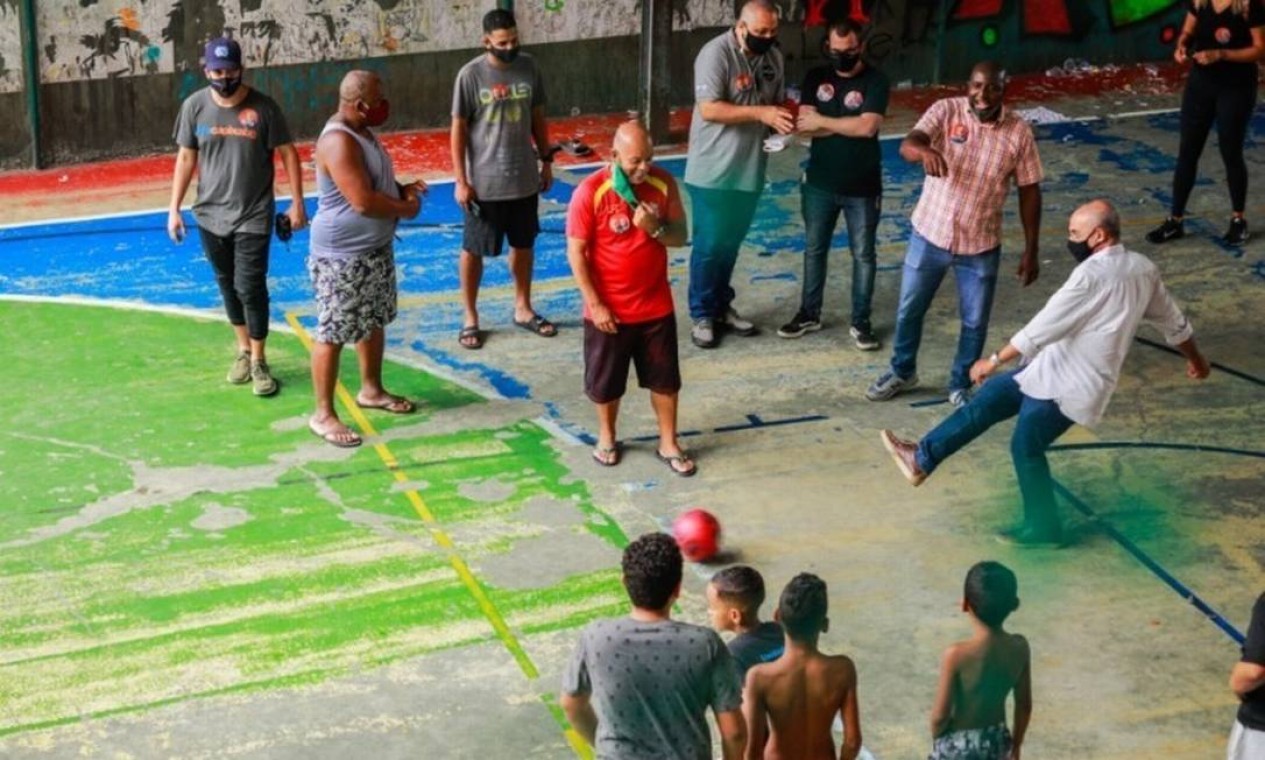 Eduardo Bandeira de Mello (Rede), ex-presidente do Flamengo, jogou bola na comunidade Santo Amaro, na Zona Sul do Rio Foto: Reprodução / Redes Sociais - 17/10/2020