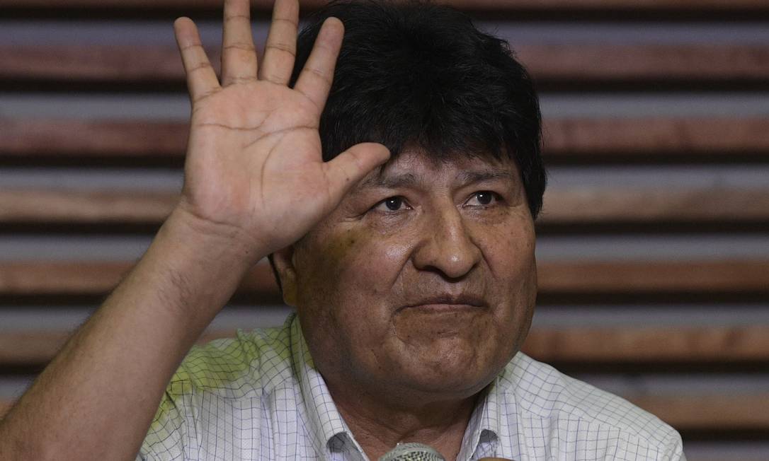 Evo Morales durante entrevista a jornalistas em Buenos Aires após vitória de seu aliado, Luis Arce Foto: JUAN MABROMATA / AFP