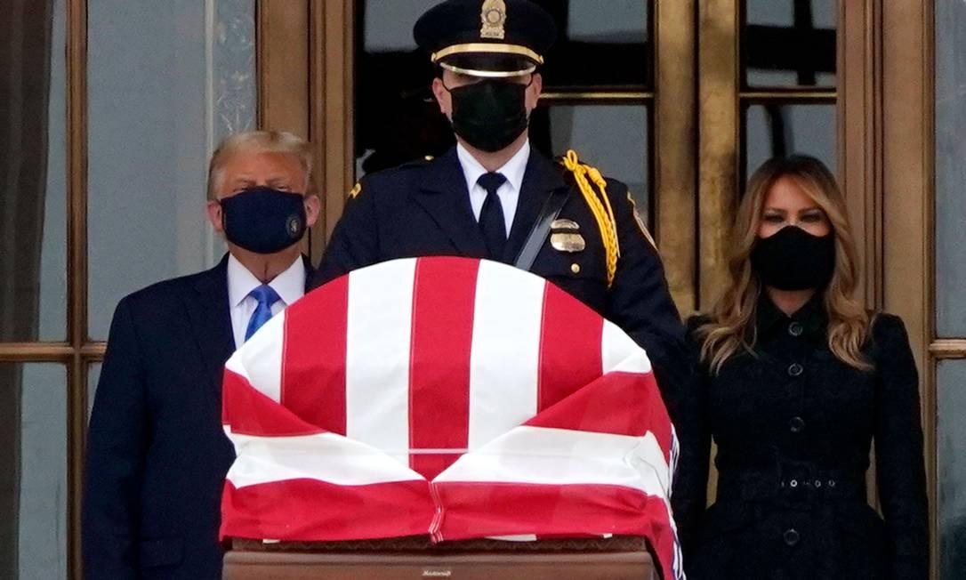 Em uma rara aparição pública com uma máscara, o presidente Trump, ao lado de sua esposa, Melania, comparece ao funeral da juíza progressista Ruth Bader Ginsburg.  Trump foi vaiado por admiradores do magistrado Foto: ALEX EDELMAN / AFP - 24/09/2020
