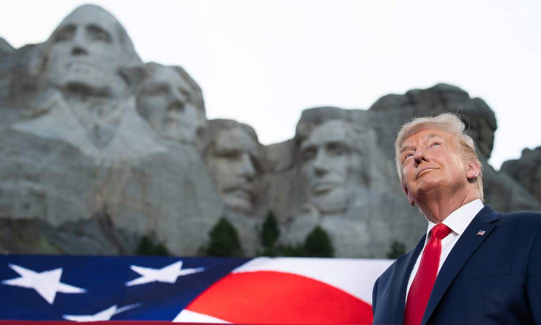 Trump abre as comemorações pelo Dia da Independência dos EUA no Memorial Nacional do Monte Rushmore, em Keystone, Dakota do Sul, onde estão esculpidos os rostos de quatro de seus antecessores históricos: George Washington, Thomas Jefferson, Theodore Roosevelt e Abraham Lincoln Foto: SAUL LOEB / AFP - 03/07/2020