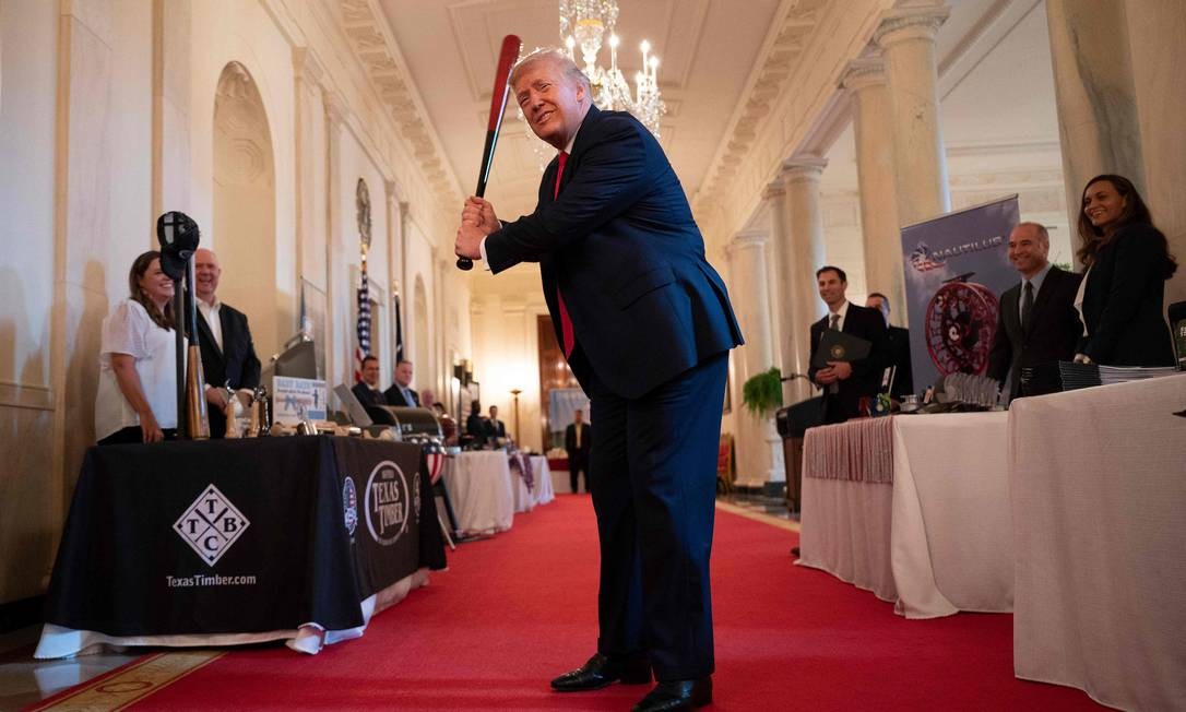 Donald Trump ataca com um taco do Texas Timber antes de falar em evento na Casa Branca em Washington Foto: JIM WATSON / AFP - 07/02/2020